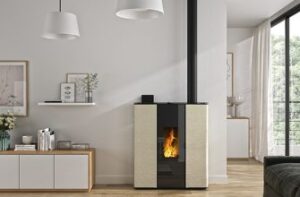 Cheminée qui fume dans la maison : cheminée moderne avec flamme visible et intérieur lumineux, ambiance salon épurée.