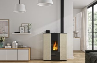 Cheminée qui fume dans la maison : cheminée moderne avec flamme visible et intérieur lumineux, ambiance salon épurée.