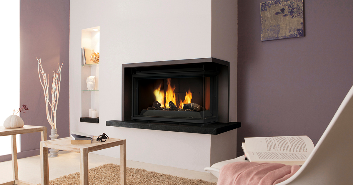 Cheminée qui fume à lintérieur dans un salon moderne et chaleureux, bois dans le feu.
