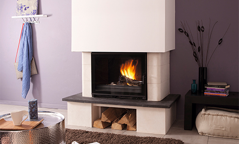 Installer un insert dans une cheminée ancienne avec feu chaleureux dans le giron du salon, rangements et décor cosy autour.